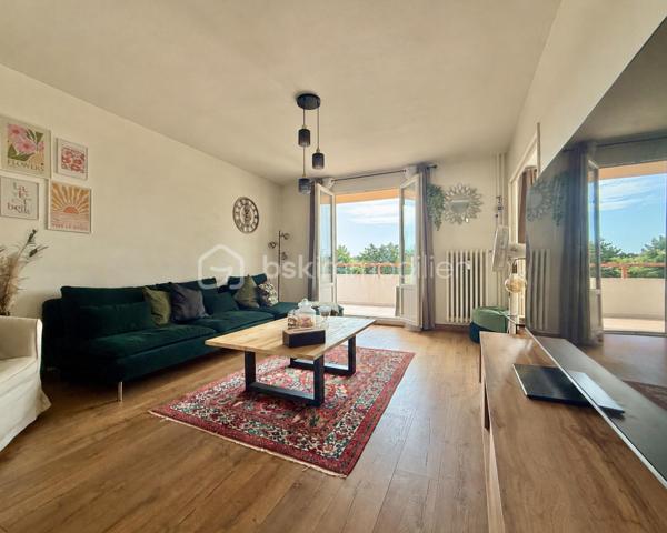 BAYARD IMMOBILIER vous invite à découvrir en exclusivité ce magnifique T3 possible T4 de 65 m², incluant parking libre et une cave, à proximité immédiate de toutes les commodités. 
L’immeuble de 1960 sera entièrement rénové avec isolation extérieure, ravalement de façade, et rafraîchissement des parties communes. 
Cet appartement situé au 2ème étage est composé d'une entrée, d’une cuisine semi-ouverte, d’une pièce de vie lumineuse de 28 m² avec son balcon. 
Côté nuit, vous retrouverez 2 chambres dont une avec placard, une salle d’eau moderne, et des toilettes. 
Une cave de 5,57 m² en sous-sol complète ce bien. 
Les + : la localisation à proximité de toutes les commodités, le stationnement libre et sécurisé, aucun travaux à prévoir,  le très bon entretien général du bien, la rénovation (énergétique et esthétique) en cours de l'immeuble…
À découvrir sans tarder !