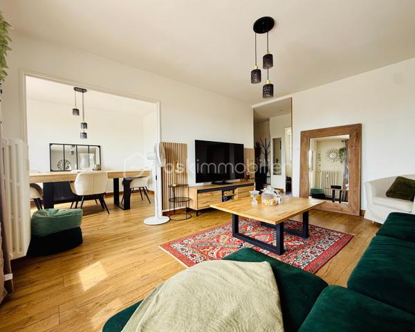 BAYARD IMMOBILIER vous invite à découvrir en exclusivité ce magnifique T3 possible T4 de 65 m², incluant parking libre et une cave, à proximité immédiate de toutes les commodités. 
L’immeuble de 1960 sera entièrement rénové avec isolation extérieure, ravalement de façade, et rafraîchissement des parties communes. 
Cet appartement situé au 2ème étage est composé d'une entrée, d’une cuisine semi-ouverte, d’une pièce de vie lumineuse de 28 m² avec son balcon. 
Côté nuit, vous retrouverez 2 chambres dont une avec placard, une salle d’eau moderne, et des toilettes. 
Une cave de 5,57 m² en sous-sol complète ce bien. 
Les + : la localisation à proximité de toutes les commodités, le stationnement libre et sécurisé, aucun travaux à prévoir,  le très bon entretien général du bien, la rénovation (énergétique et esthétique) en cours de l'immeuble…
À découvrir sans tarder !