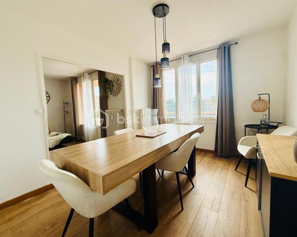 BAYARD IMMOBILIER vous invite à découvrir en exclusivité ce magnifique T3 possible T4 de 65 m², incluant parking libre et une cave, à proximité immédiate de toutes les commodités. 
L’immeuble de 1960 sera entièrement rénové avec isolation extérieure, ravalement de façade, et rafraîchissement des parties communes. 
Cet appartement situé au 2ème étage est composé d'une entrée, d’une cuisine semi-ouverte, d’une pièce de vie lumineuse de 28 m² avec son balcon. 
Côté nuit, vous retrouverez 2 chambres dont une avec placard, une salle d’eau moderne, et des toilettes. 
Une cave de 5,57 m² en sous-sol complète ce bien. 
Les + : la localisation à proximité de toutes les commodités, le stationnement libre et sécurisé, aucun travaux à prévoir,  le très bon entretien général du bien, la rénovation (énergétique et esthétique) en cours de l'immeuble…
À découvrir sans tarder !