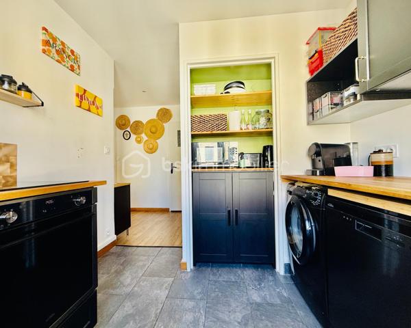 BAYARD IMMOBILIER vous invite à découvrir en exclusivité ce magnifique T3 possible T4 de 65 m², incluant parking libre et une cave, à proximité immédiate de toutes les commodités. 
L’immeuble de 1960 sera entièrement rénové avec isolation extérieure, ravalement de façade, et rafraîchissement des parties communes. 
Cet appartement situé au 2ème étage est composé d'une entrée, d’une cuisine semi-ouverte, d’une pièce de vie lumineuse de 28 m² avec son balcon. 
Côté nuit, vous retrouverez 2 chambres dont une avec placard, une salle d’eau moderne, et des toilettes. 
Une cave de 5,57 m² en sous-sol complète ce bien. 
Les + : la localisation à proximité de toutes les commodités, le stationnement libre et sécurisé, aucun travaux à prévoir,  le très bon entretien général du bien, la rénovation (énergétique et esthétique) en cours de l'immeuble…
À découvrir sans tarder !