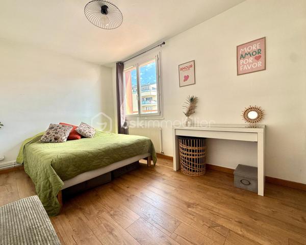 BAYARD IMMOBILIER vous invite à découvrir en exclusivité ce magnifique T3 possible T4 de 65 m², incluant parking libre et une cave, à proximité immédiate de toutes les commodités. 
L’immeuble de 1960 sera entièrement rénové avec isolation extérieure, ravalement de façade, et rafraîchissement des parties communes. 
Cet appartement situé au 2ème étage est composé d'une entrée, d’une cuisine semi-ouverte, d’une pièce de vie lumineuse de 28 m² avec son balcon. 
Côté nuit, vous retrouverez 2 chambres dont une avec placard, une salle d’eau moderne, et des toilettes. 
Une cave de 5,57 m² en sous-sol complète ce bien. 
Les + : la localisation à proximité de toutes les commodités, le stationnement libre et sécurisé, aucun travaux à prévoir,  le très bon entretien général du bien, la rénovation (énergétique et esthétique) en cours de l'immeuble…
À découvrir sans tarder !