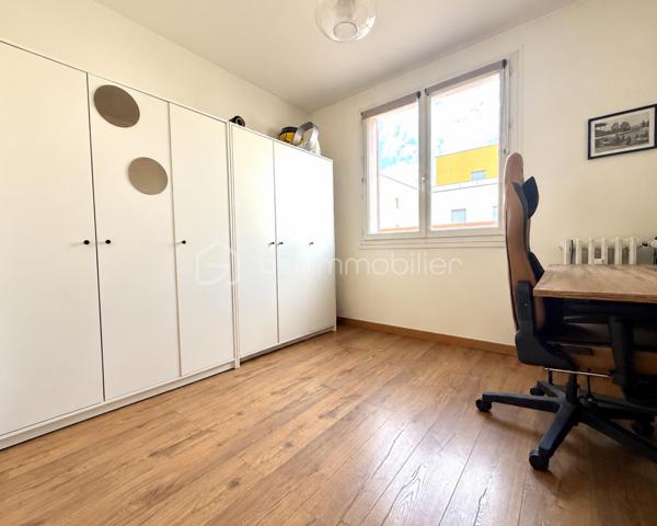 BAYARD IMMOBILIER vous invite à découvrir en exclusivité ce magnifique T3 possible T4 de 65 m², incluant parking libre et une cave, à proximité immédiate de toutes les commodités. 
L’immeuble de 1960 sera entièrement rénové avec isolation extérieure, ravalement de façade, et rafraîchissement des parties communes. 
Cet appartement situé au 2ème étage est composé d'une entrée, d’une cuisine semi-ouverte, d’une pièce de vie lumineuse de 28 m² avec son balcon. 
Côté nuit, vous retrouverez 2 chambres dont une avec placard, une salle d’eau moderne, et des toilettes. 
Une cave de 5,57 m² en sous-sol complète ce bien. 
Les + : la localisation à proximité de toutes les commodités, le stationnement libre et sécurisé, aucun travaux à prévoir,  le très bon entretien général du bien, la rénovation (énergétique et esthétique) en cours de l'immeuble…
À découvrir sans tarder !