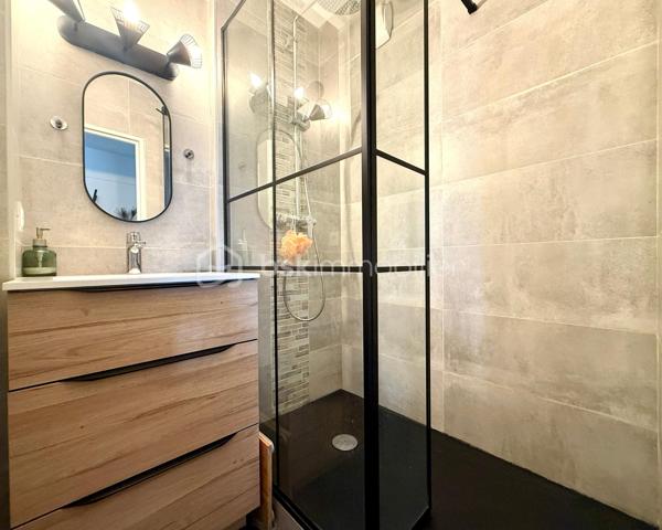 BAYARD IMMOBILIER vous invite à découvrir en exclusivité ce magnifique T3 possible T4 de 65 m², incluant parking libre et une cave, à proximité immédiate de toutes les commodités. 
L’immeuble de 1960 sera entièrement rénové avec isolation extérieure, ravalement de façade, et rafraîchissement des parties communes. 
Cet appartement situé au 2ème étage est composé d'une entrée, d’une cuisine semi-ouverte, d’une pièce de vie lumineuse de 28 m² avec son balcon. 
Côté nuit, vous retrouverez 2 chambres dont une avec placard, une salle d’eau moderne, et des toilettes. 
Une cave de 5,57 m² en sous-sol complète ce bien. 
Les + : la localisation à proximité de toutes les commodités, le stationnement libre et sécurisé, aucun travaux à prévoir,  le très bon entretien général du bien, la rénovation (énergétique et esthétique) en cours de l'immeuble…
À découvrir sans tarder !