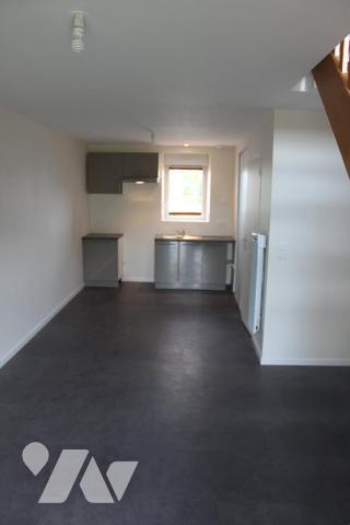 VITRE - Sortie ville : Appartement avec terrasse et jardinet et 2 emplacements de parking