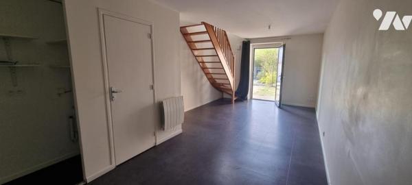VITRE - Sortie ville : Appartement avec terrasse et jardinet et 2 emplacements de parking