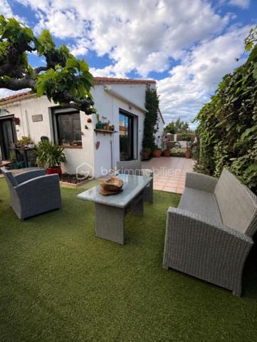 Le barcarès secteur la presqu'île !  Jolie maison maison de plain-pied , entrée, cuisine équipée ouverte sur une belle pièce à vivre lumineuse, coté nuit deux chambres, une salle de bains, wc indépendant, cellier, une mezzanine avec un espace de couchage supplémentaire 
A l'extérieur un joli jardin clos sans vis à vis avec abri de jardin pour profiter des belles journées méditerranéennes 
Les atouts qui font la différence: Maison de plain-pied, aucun travaux à prévoir, jardin clos sans vis à vis, Climatisation réversible, petite copropriété à faibles charges, accès à l'étang à quelques pas !
Un bien rare sur le secteur, idéal comme résidence principale comme en résidence secondaire