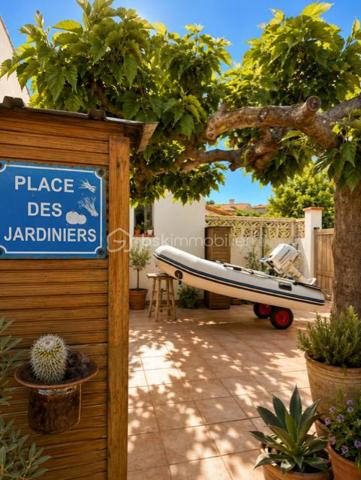 Le barcarès secteur la presqu'île !  Jolie maison maison de plain-pied , entrée, cuisine équipée ouverte sur une belle pièce à vivre lumineuse, coté nuit deux chambres, une salle de bains, wc indépendant, cellier, une mezzanine avec un espace de couchage supplémentaire 
A l'extérieur un joli jardin clos sans vis à vis avec abri de jardin pour profiter des belles journées méditerranéennes 
Les atouts qui font la différence: Maison de plain-pied, aucun travaux à prévoir, jardin clos sans vis à vis, Climatisation réversible, petite copropriété à faibles charges, accès à l'étang à quelques pas !
Un bien rare sur le secteur, idéal comme résidence principale comme en résidence secondaire