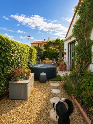 Le barcarès secteur la presqu'île !  Jolie maison maison de plain-pied , entrée, cuisine équipée ouverte sur une belle pièce à vivre lumineuse, coté nuit deux chambres, une salle de bains, wc indépendant, cellier, une mezzanine avec un espace de couchage supplémentaire 
A l'extérieur un joli jardin clos sans vis à vis avec abri de jardin pour profiter des belles journées méditerranéennes 
Les atouts qui font la différence: Maison de plain-pied, aucun travaux à prévoir, jardin clos sans vis à vis, Climatisation réversible, petite copropriété à faibles charges, accès à l'étang à quelques pas !
Un bien rare sur le secteur, idéal comme résidence principale comme en résidence secondaire