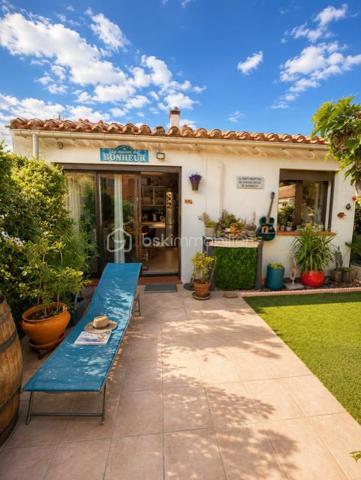 Le barcarès secteur la presqu'île !  Jolie maison maison de plain-pied , entrée, cuisine équipée ouverte sur une belle pièce à vivre lumineuse, coté nuit deux chambres, une salle de bains, wc indépendant, cellier, une mezzanine avec un espace de couchage supplémentaire 
A l'extérieur un joli jardin clos sans vis à vis avec abri de jardin pour profiter des belles journées méditerranéennes 
Les atouts qui font la différence: Maison de plain-pied, aucun travaux à prévoir, jardin clos sans vis à vis, Climatisation réversible, petite copropriété à faibles charges, accès à l'étang à quelques pas !
Un bien rare sur le secteur, idéal comme résidence principale comme en résidence secondaire