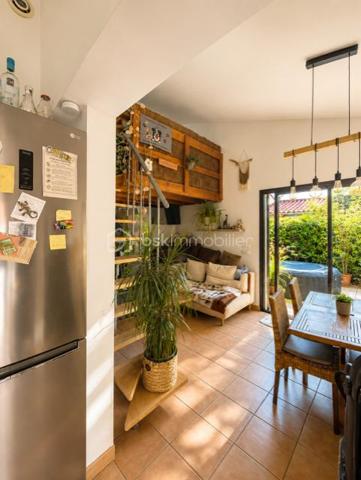 Le barcarès secteur la presqu'île !  Jolie maison maison de plain-pied , entrée, cuisine équipée ouverte sur une belle pièce à vivre lumineuse, coté nuit deux chambres, une salle de bains, wc indépendant, cellier, une mezzanine avec un espace de couchage supplémentaire 
A l'extérieur un joli jardin clos sans vis à vis avec abri de jardin pour profiter des belles journées méditerranéennes 
Les atouts qui font la différence: Maison de plain-pied, aucun travaux à prévoir, jardin clos sans vis à vis, Climatisation réversible, petite copropriété à faibles charges, accès à l'étang à quelques pas !
Un bien rare sur le secteur, idéal comme résidence principale comme en résidence secondaire