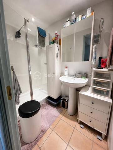 Le barcarès secteur la presqu'île !  Jolie maison maison de plain-pied , entrée, cuisine équipée ouverte sur une belle pièce à vivre lumineuse, coté nuit deux chambres, une salle de bains, wc indépendant, cellier, une mezzanine avec un espace de couchage supplémentaire 
A l'extérieur un joli jardin clos sans vis à vis avec abri de jardin pour profiter des belles journées méditerranéennes 
Les atouts qui font la différence: Maison de plain-pied, aucun travaux à prévoir, jardin clos sans vis à vis, Climatisation réversible, petite copropriété à faibles charges, accès à l'étang à quelques pas !
Un bien rare sur le secteur, idéal comme résidence principale comme en résidence secondaire