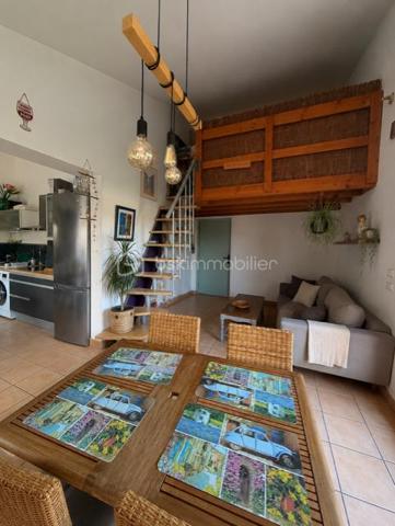 Le barcarès secteur la presqu'île !  Jolie maison maison de plain-pied , entrée, cuisine équipée ouverte sur une belle pièce à vivre lumineuse, coté nuit deux chambres, une salle de bains, wc indépendant, cellier, une mezzanine avec un espace de couchage supplémentaire 
A l'extérieur un joli jardin clos sans vis à vis avec abri de jardin pour profiter des belles journées méditerranéennes 
Les atouts qui font la différence: Maison de plain-pied, aucun travaux à prévoir, jardin clos sans vis à vis, Climatisation réversible, petite copropriété à faibles charges, accès à l'étang à quelques pas !
Un bien rare sur le secteur, idéal comme résidence principale comme en résidence secondaire