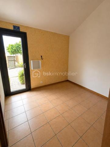 Le barcarès secteur la presqu'île !  Jolie maison maison de plain-pied , entrée, cuisine équipée ouverte sur une belle pièce à vivre lumineuse, coté nuit deux chambres, une salle de bains, wc indépendant, cellier, une mezzanine avec un espace de couchage supplémentaire 
A l'extérieur un joli jardin clos sans vis à vis avec abri de jardin pour profiter des belles journées méditerranéennes 
Les atouts qui font la différence: Maison de plain-pied, aucun travaux à prévoir, jardin clos sans vis à vis, Climatisation réversible, petite copropriété à faibles charges, accès à l'étang à quelques pas !
Un bien rare sur le secteur, idéal comme résidence principale comme en résidence secondaire