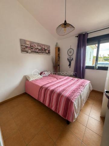 Le barcarès secteur la presqu'île !  Jolie maison maison de plain-pied , entrée, cuisine équipée ouverte sur une belle pièce à vivre lumineuse, coté nuit deux chambres, une salle de bains, wc indépendant, cellier, une mezzanine avec un espace de couchage supplémentaire 
A l'extérieur un joli jardin clos sans vis à vis avec abri de jardin pour profiter des belles journées méditerranéennes 
Les atouts qui font la différence: Maison de plain-pied, aucun travaux à prévoir, jardin clos sans vis à vis, Climatisation réversible, petite copropriété à faibles charges, accès à l'étang à quelques pas !
Un bien rare sur le secteur, idéal comme résidence principale comme en résidence secondaire