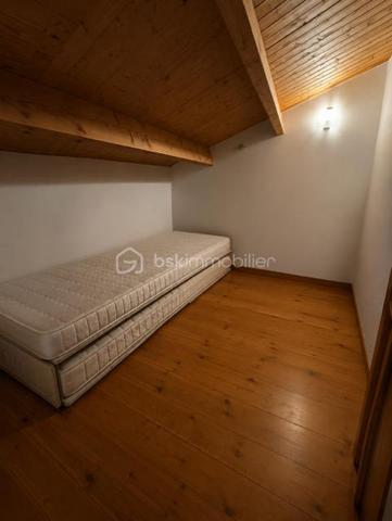 Le barcarès secteur la presqu'île !  Jolie maison maison de plain-pied , entrée, cuisine équipée ouverte sur une belle pièce à vivre lumineuse, coté nuit deux chambres, une salle de bains, wc indépendant, cellier, une mezzanine avec un espace de couchage supplémentaire 
A l'extérieur un joli jardin clos sans vis à vis avec abri de jardin pour profiter des belles journées méditerranéennes 
Les atouts qui font la différence: Maison de plain-pied, aucun travaux à prévoir, jardin clos sans vis à vis, Climatisation réversible, petite copropriété à faibles charges, accès à l'étang à quelques pas !
Un bien rare sur le secteur, idéal comme résidence principale comme en résidence secondaire
