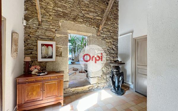 Maison à vendre    11 pièces •  Theix