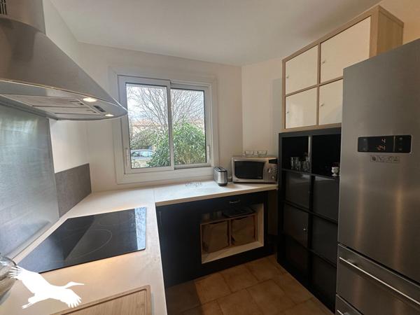 Maison à louer 2 390 € CC Marseille 5 p 120 m² DPE C