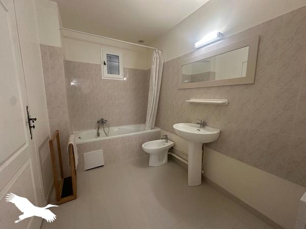 Maison à louer 2 390 € CC Marseille 5 p 120 m² DPE C
