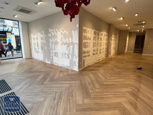Local commercial à louer 330m² Saint-Quentin (02100)