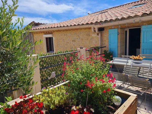 Maison de village rénovée en pierres avec bassin