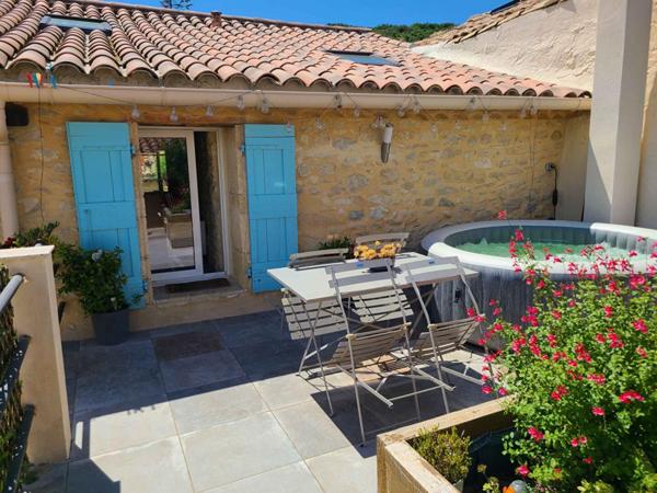 Maison de village rénovée en pierres avec bassin