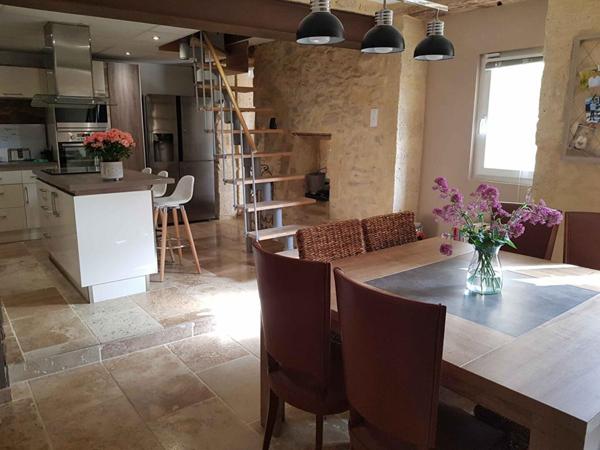 Maison de village rénovée en pierres avec bassin