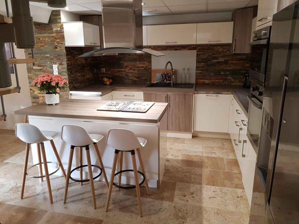 Maison de village rénovée en pierres avec bassin