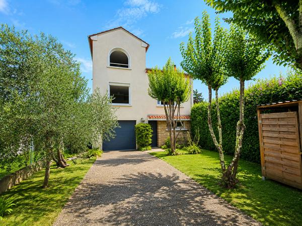 Maison familiale avec jardin, garage et terrasse a pied de toutes les commodités Perigueux