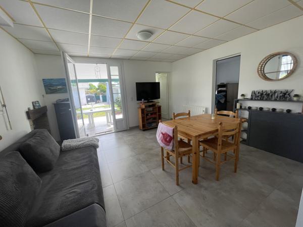 Lanton (33138) LANTON – Maison mitoyenne d’un côté avec jardin, terrasse couverte et dépendance annexe