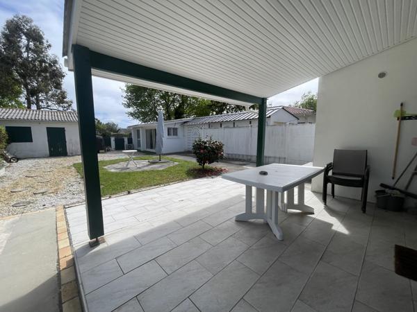 Lanton (33138) LANTON – Maison mitoyenne d’un côté avec jardin, terrasse couverte et dépendance annexe