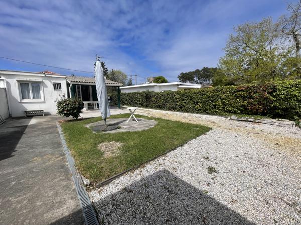 Lanton (33138) LANTON – Maison mitoyenne d’un côté avec jardin, terrasse couverte et dépendance annexe