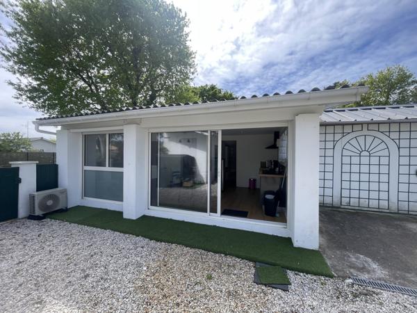 Lanton (33138) LANTON – Maison mitoyenne d’un côté avec jardin, terrasse couverte et dépendance annexe