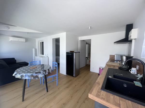 Lanton (33138) LANTON – Maison mitoyenne d’un côté avec jardin, terrasse couverte et dépendance annexe