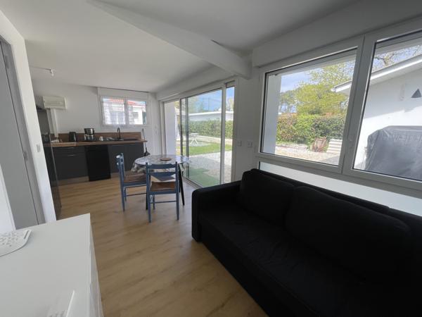 Lanton (33138) LANTON – Maison mitoyenne d’un côté avec jardin, terrasse couverte et dépendance annexe