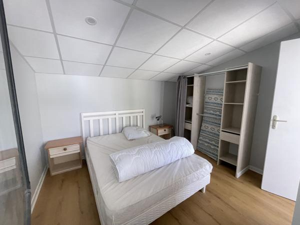 Lanton (33138) LANTON – Maison mitoyenne d’un côté avec jardin, terrasse couverte et dépendance annexe