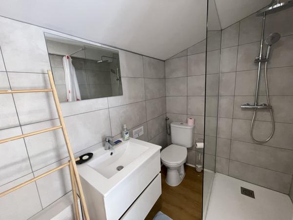 Lanton (33138) LANTON – Maison mitoyenne d’un côté avec jardin, terrasse couverte et dépendance annexe