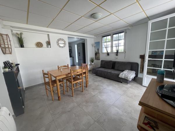 Lanton (33138) LANTON – Maison mitoyenne d’un côté avec jardin, terrasse couverte et dépendance annexe