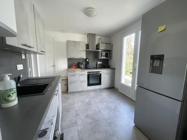 Lanton (33138) LANTON – Maison mitoyenne d’un côté avec jardin, terrasse couverte et dépendance annexe
