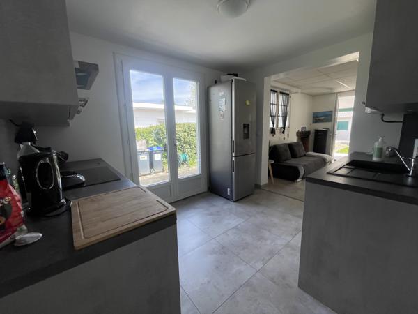 Lanton (33138) LANTON – Maison mitoyenne d’un côté avec jardin, terrasse couverte et dépendance annexe