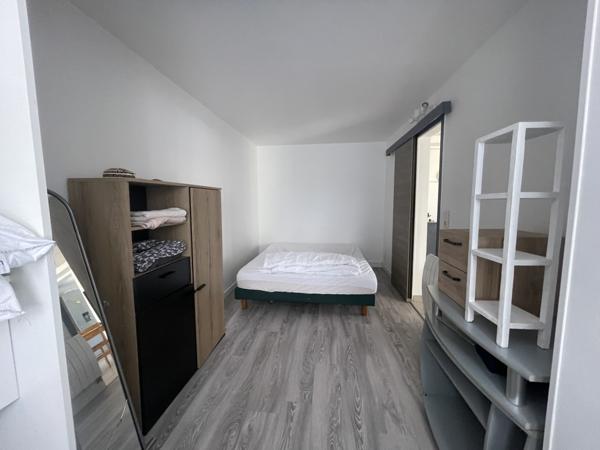 Lanton (33138) LANTON – Maison mitoyenne d’un côté avec jardin, terrasse couverte et dépendance annexe