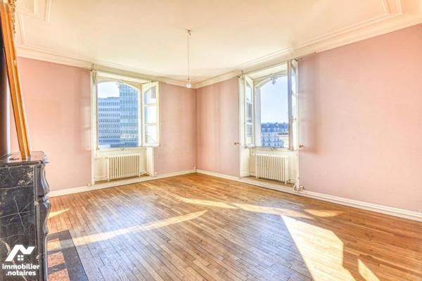 NANTES FEYDEAU - Bel appartement T3 baigné de lumière au dernier étage