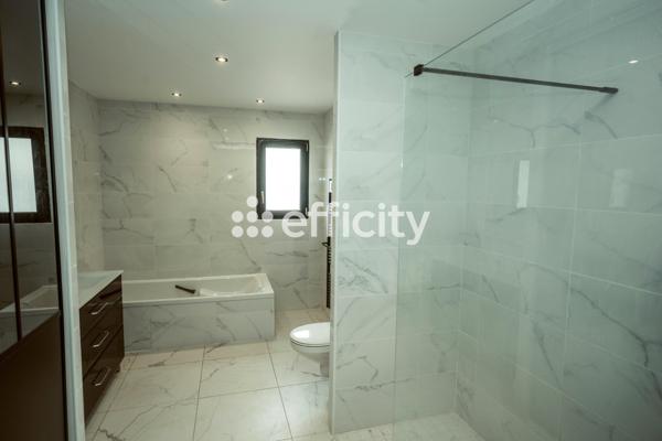 Maison
         6 pièces
        - 164 m² 446 000 € *