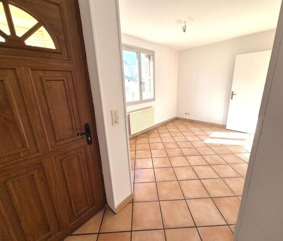 Belle Maison Individuelle de 75 m² à Rénover et Extensible à 100 m² avec Cour, Garage, Terrasse, Véranda et Terrain clos et arboré de 200 m²