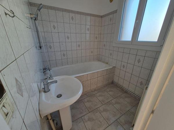 Belle Maison Individuelle de 75 m² à Rénover et Extensible à 100 m² avec Cour, Garage, Terrasse, Véranda et Terrain clos et arboré de 200 m²