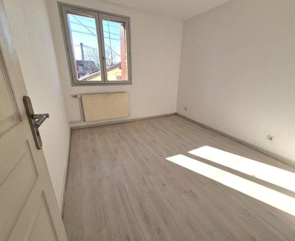 Belle Maison Individuelle de 75 m² à Rénover et Extensible à 100 m² avec Cour, Garage, Terrasse, Véranda et Terrain clos et arboré de 200 m²