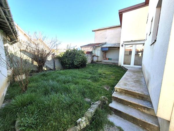 Belle Maison Individuelle de 75 m² à Rénover et Extensible à 100 m² avec Cour, Garage, Terrasse, Véranda et Terrain clos et arboré de 200 m²