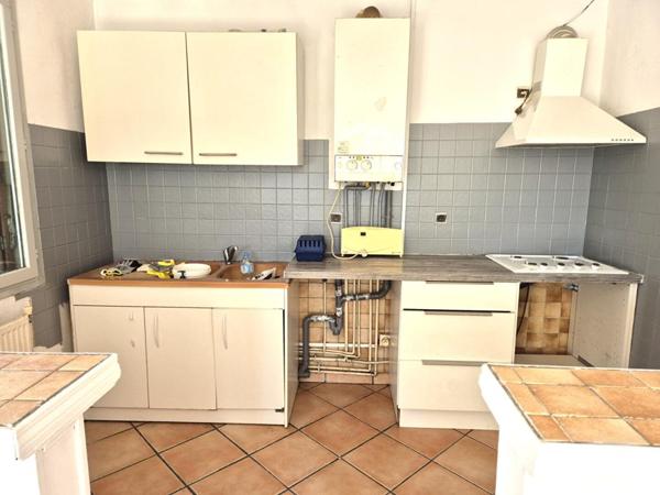 Belle Maison Individuelle de 75 m² à Rénover et Extensible à 100 m² avec Cour, Garage, Terrasse, Véranda et Terrain clos et arboré de 200 m²