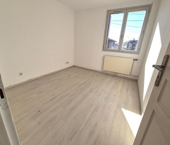 Belle Maison Individuelle de 75 m² à Rénover et Extensible à 100 m² avec Cour, Garage, Terrasse, Véranda et Terrain clos et arboré de 200 m²