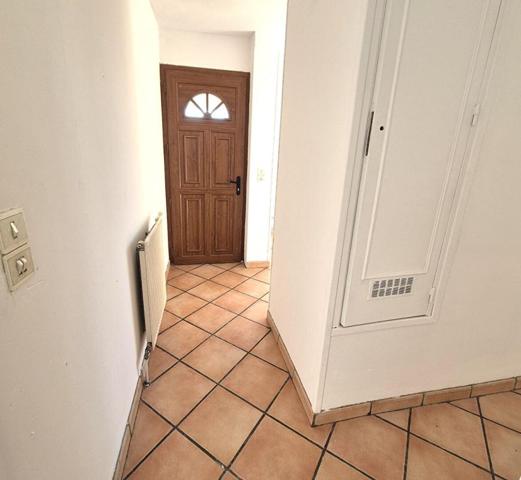 Belle Maison Individuelle de 75 m² à Rénover et Extensible à 100 m² avec Cour, Garage, Terrasse, Véranda et Terrain clos et arboré de 200 m²