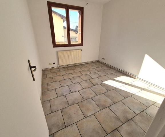 Belle Maison Individuelle de 75 m² à Rénover et Extensible à 100 m² avec Cour, Garage, Terrasse, Véranda et Terrain clos et arboré de 200 m²